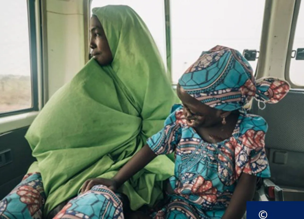 El noma una infeccion ligada a la pobreza extrema. Sakina, una niña de 5 años de Nigeria, junto a su madre de camino al hospital de noma / Foto: OMS
