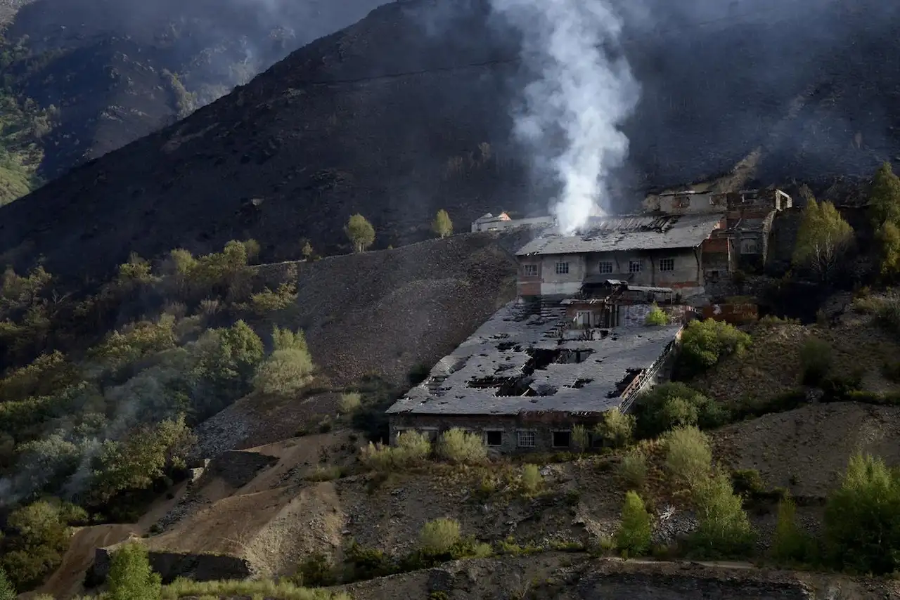 Daños por los incencios forestales en los montes de Orense, Galicia / Foto: EP