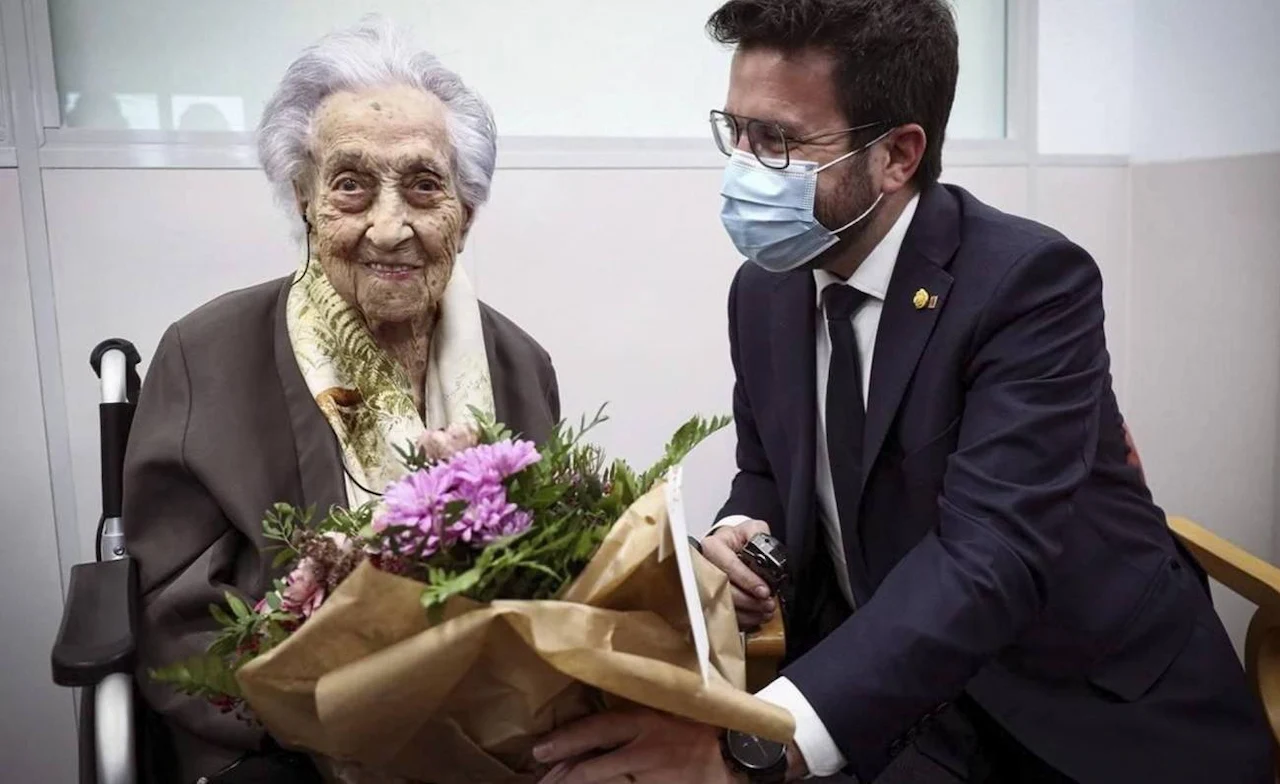 María Branyas Morera, que vivió 117 años. Aquí junto al expresident de la Generalitat, Pere Aragonés / Foto: EFE - Jordi Bedmar