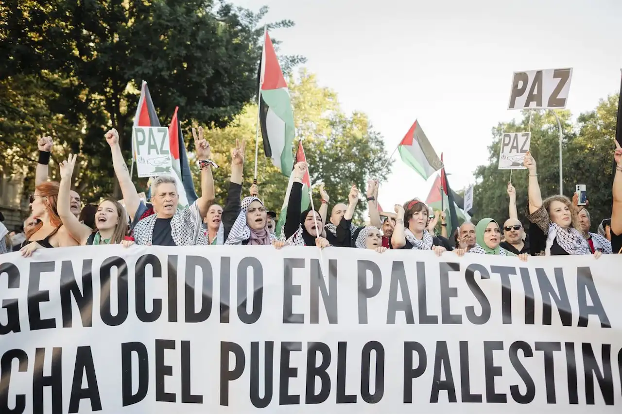 Cien mil personas marchan en Madrid para exigir el fin del “genocidio” en Gaza y las relaciones con Israel / Foto: EP