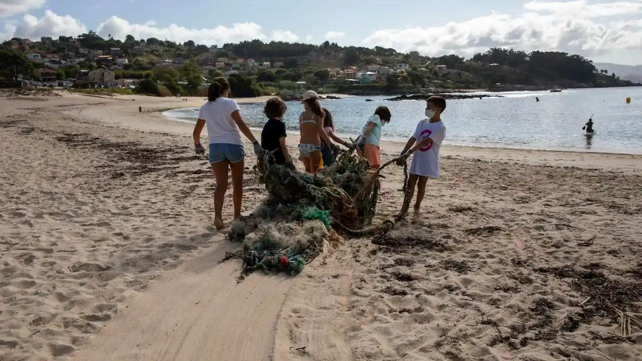 Finaliza la 9ª edición de '1m2 por las playas y mares'. Un grupo de niños retira basuraleza en la playa de Limens / Foto: Proyecto Libera