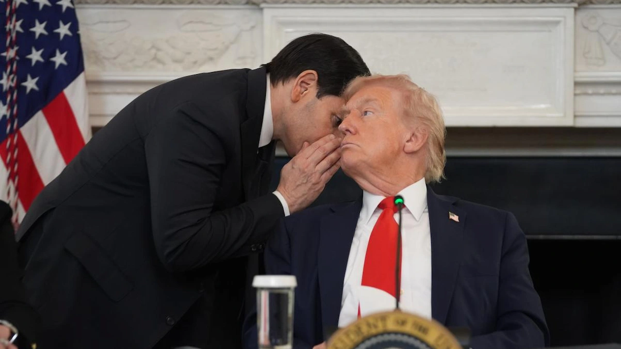 El secretario de Estado de EE  UU, Marco Rubio, interrumpe al presidente Donald Trump durante un encuentro para informarle que el acuerdo está “muy cerca” / Foto: EP