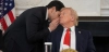 El secretario de Estado de EE  UU, Marco Rubio, interrumpe al presidente Donald Trump durante un encuentro para informarle que el acuerdo está “muy cerca” / Foto: EP