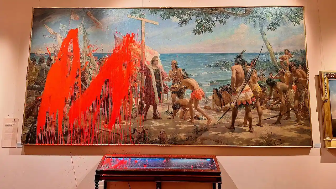 Dos activistas de Futuro Vegetal lanzan pintura biodegradable roja el cuadro 'Primer homenaje a Cristóbal Colón' / Foto: TVE