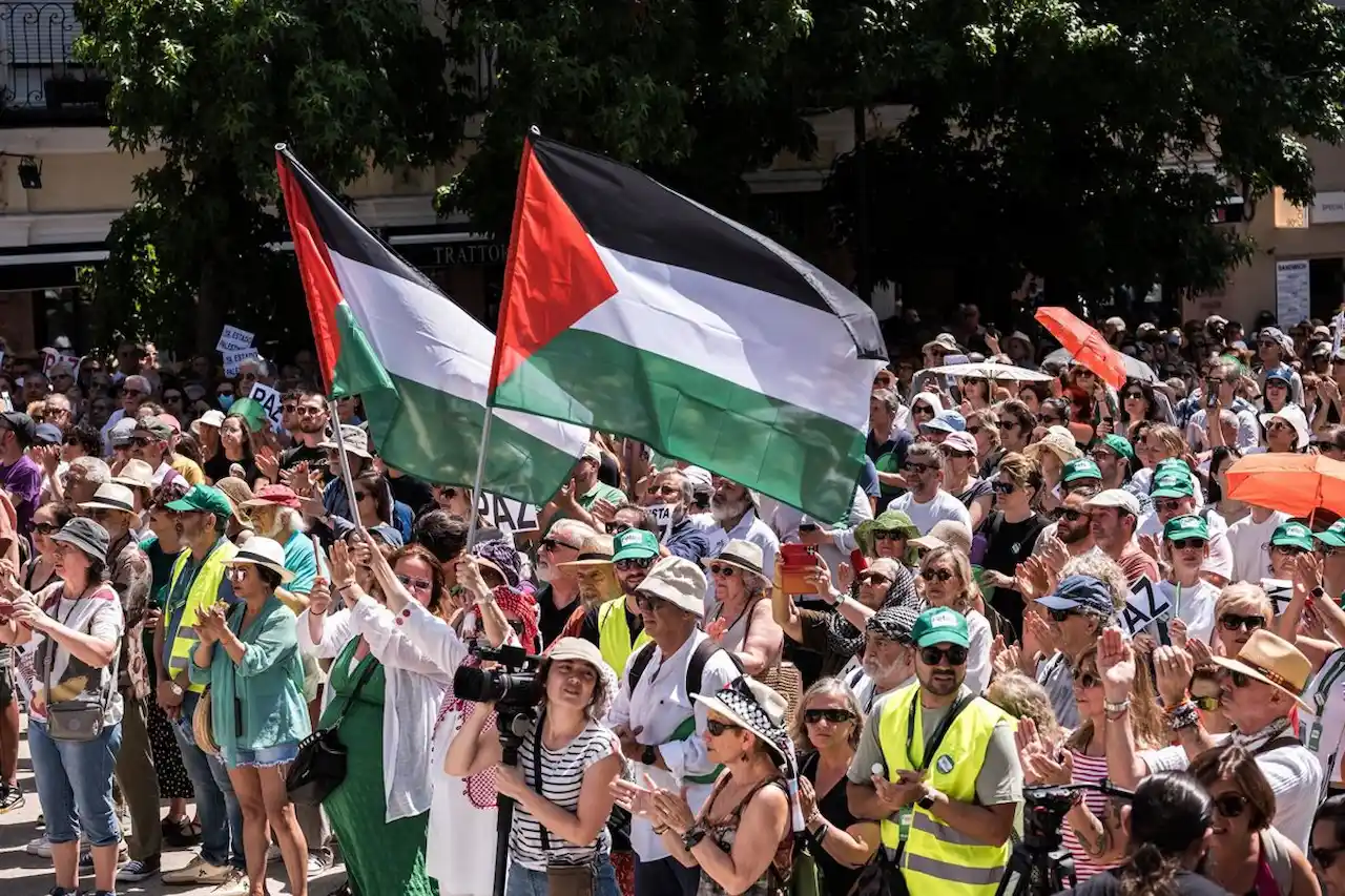 Decenas de personas participan en una manifestación en apoyo a Palestina en la Plaza de Juan Goytisolo, Madrid (España), el 14 de junio de 2025 / Foto: EP