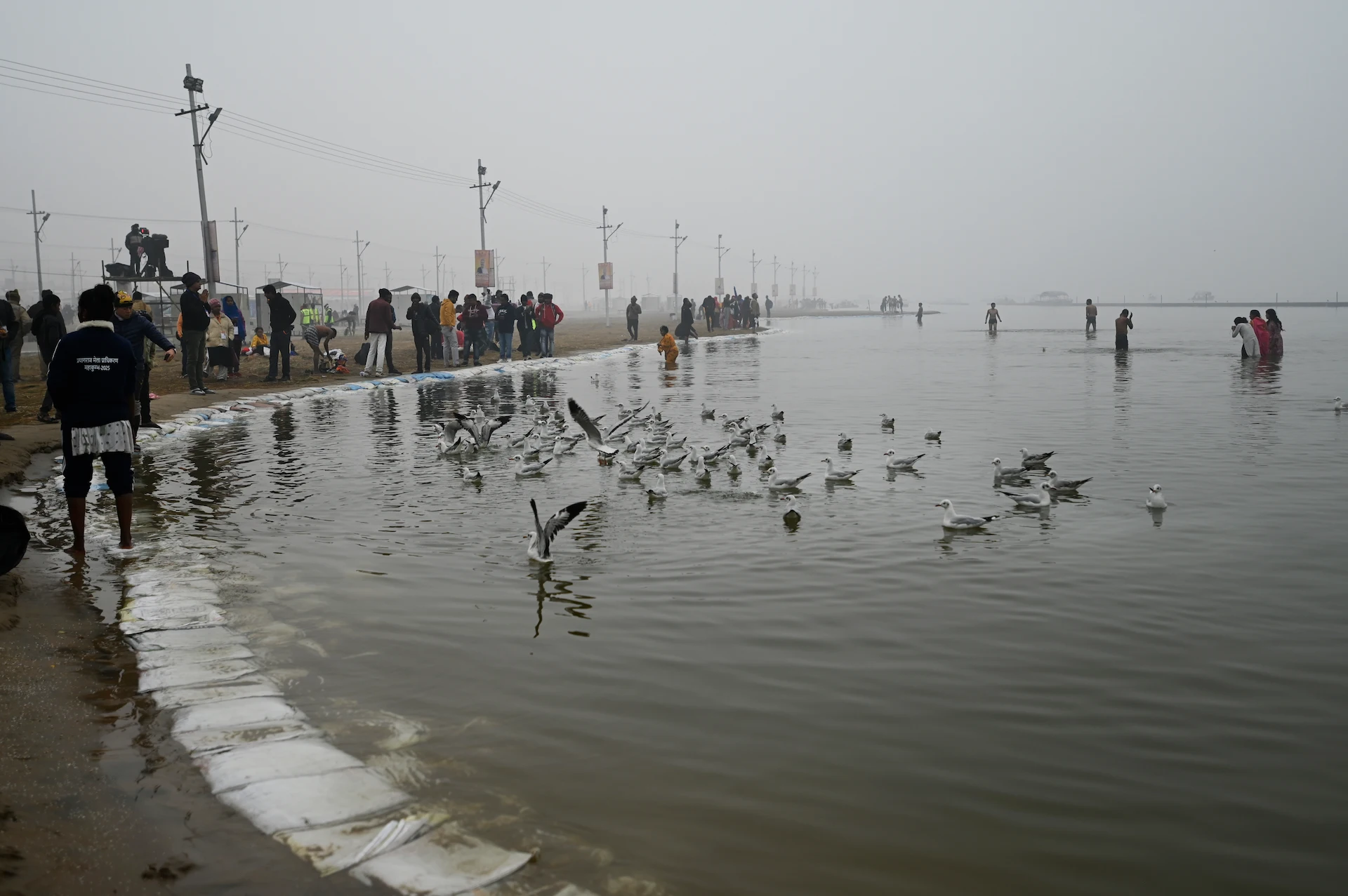 En el Kumbh Mela en India, se colocaron sacos de arena y planchas de metal para mejorar el acceso y reducir el fango / Foto: Alfons Rodríguez En el Kumbh Mela en India, se colocaron sacos de arena y planchas de metal para mejorar el acceso y reducir el fango / Foto: Alfons Rodríguez