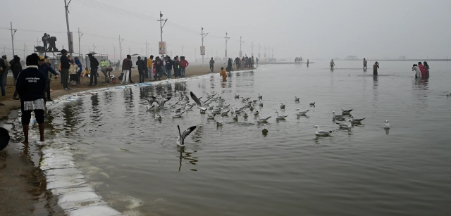 En el Kumbh Mela en India, se colocaron sacos de arena y planchas de metal para mejorar el acceso y reducir el fango / Foto: Alfons Rodríguez