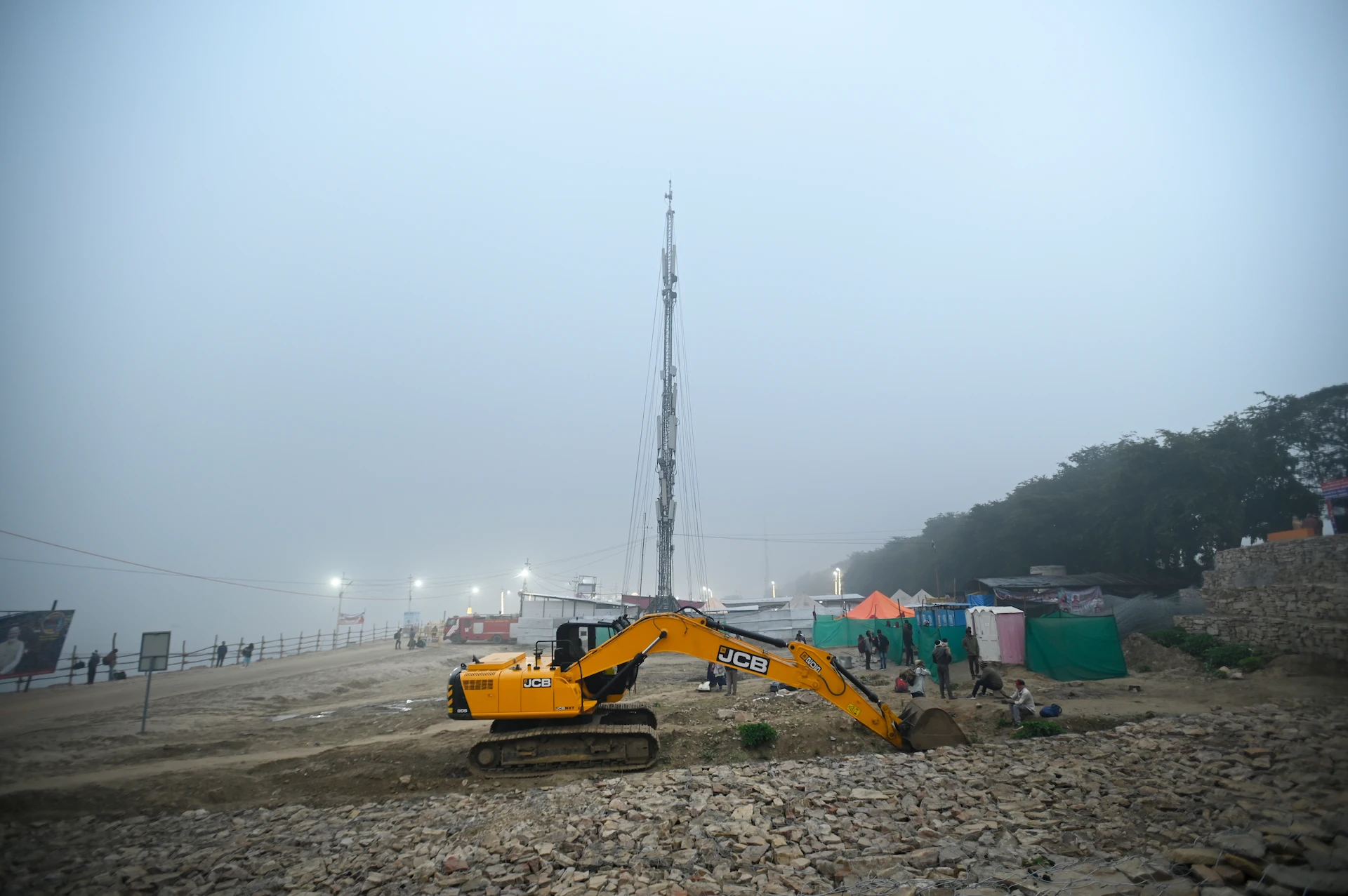 En el Kumbh Mela en India, se construyó una ciudad temporal de 12.000 hectáreas junto río al Ganges y Yamuna / Foto: Alfons Rodríguez En el Kumbh Mela en India, se construyó una ciudad temporal de 12.000 hectáreas junto río al Ganges y Yamuna / Foto: Alfons Rodríguez