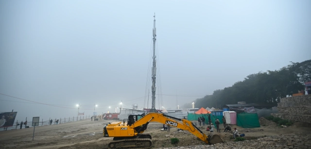 En el Kumbh Mela en India, se construyó una ciudad temporal de 12.000 hectáreas junto río al Ganges y Yamuna / Foto: Alfons Rodríguez