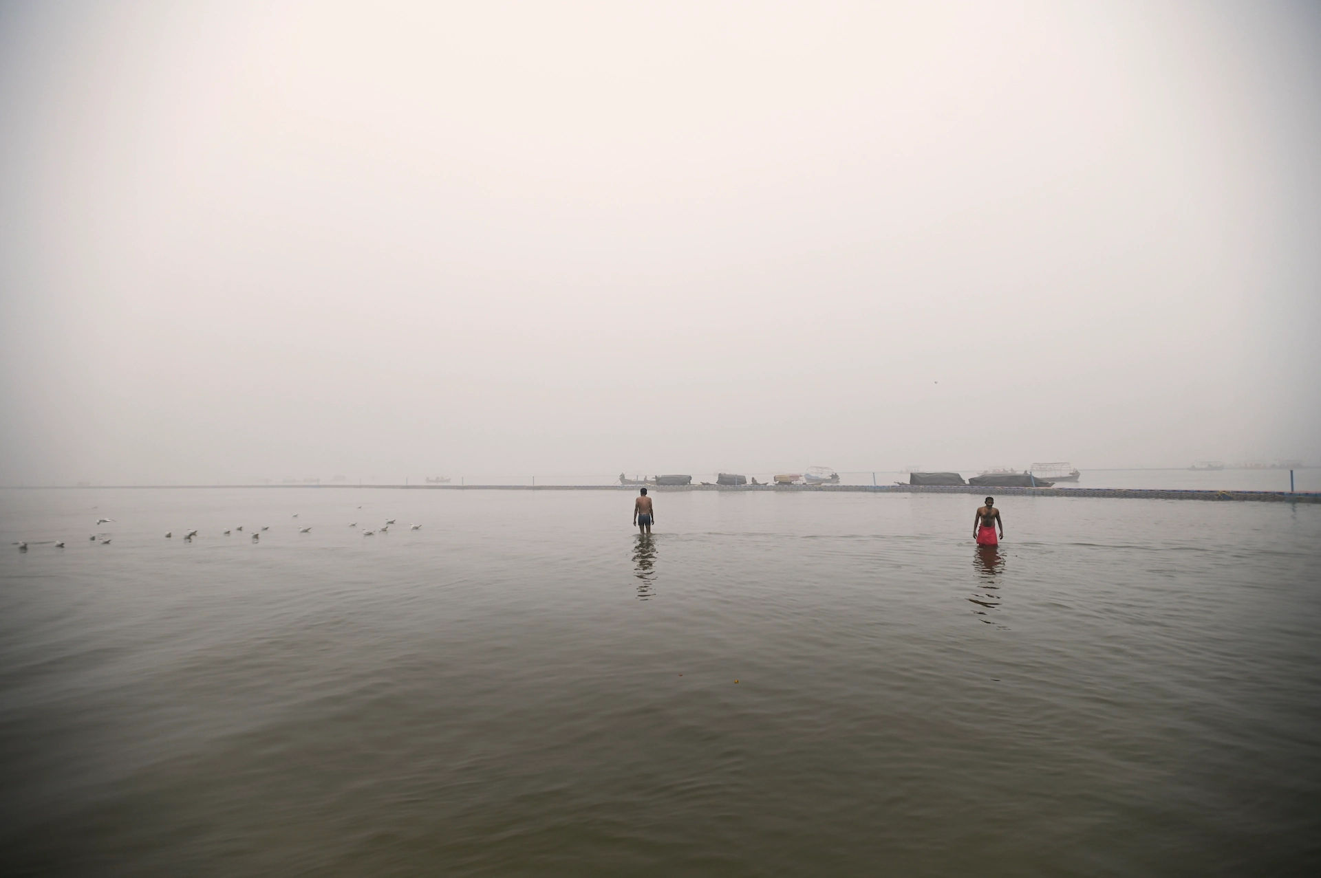 La confluencia del río Yamuna y Ganges, en el Kumbh Mela en India, es sagrada, aunque una de las zonas fluviales más contaminadas del mundo / Foto: Alfons Rodríguez La confluencia del río Yamuna y Ganges, en el Kumbh Mela en India, es sagrada, aunque una de las zonas fluviales más contaminadas del mundo / Foto: Alfons Rodríguez
