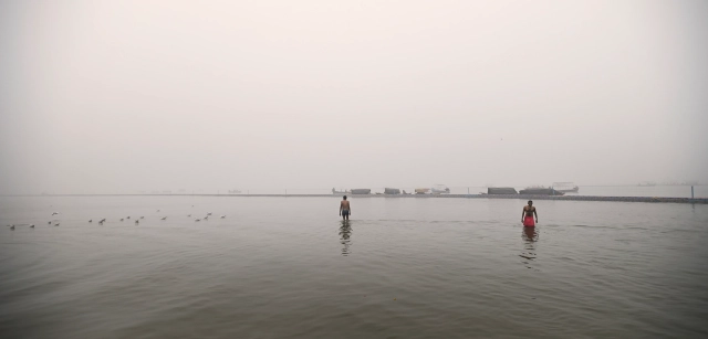 La confluencia del río Yamuna y Ganges, en el Kumbh Mela en India, es sagrada, aunque una de las zonas fluviales más contaminadas del mundo / Foto: Alfons Rodríguez
