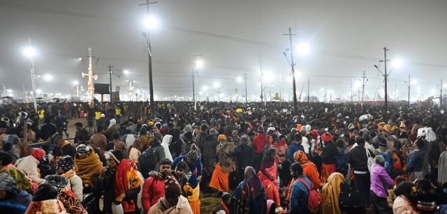 El gobierno estimó 400 millones de peregrinos para este Maha Kumbh Mela, evento que ocurre cada 144 años; la cifra final fue de 660 millones, la mayor concentración humana registrada / Foto: Alfons Rodríguez