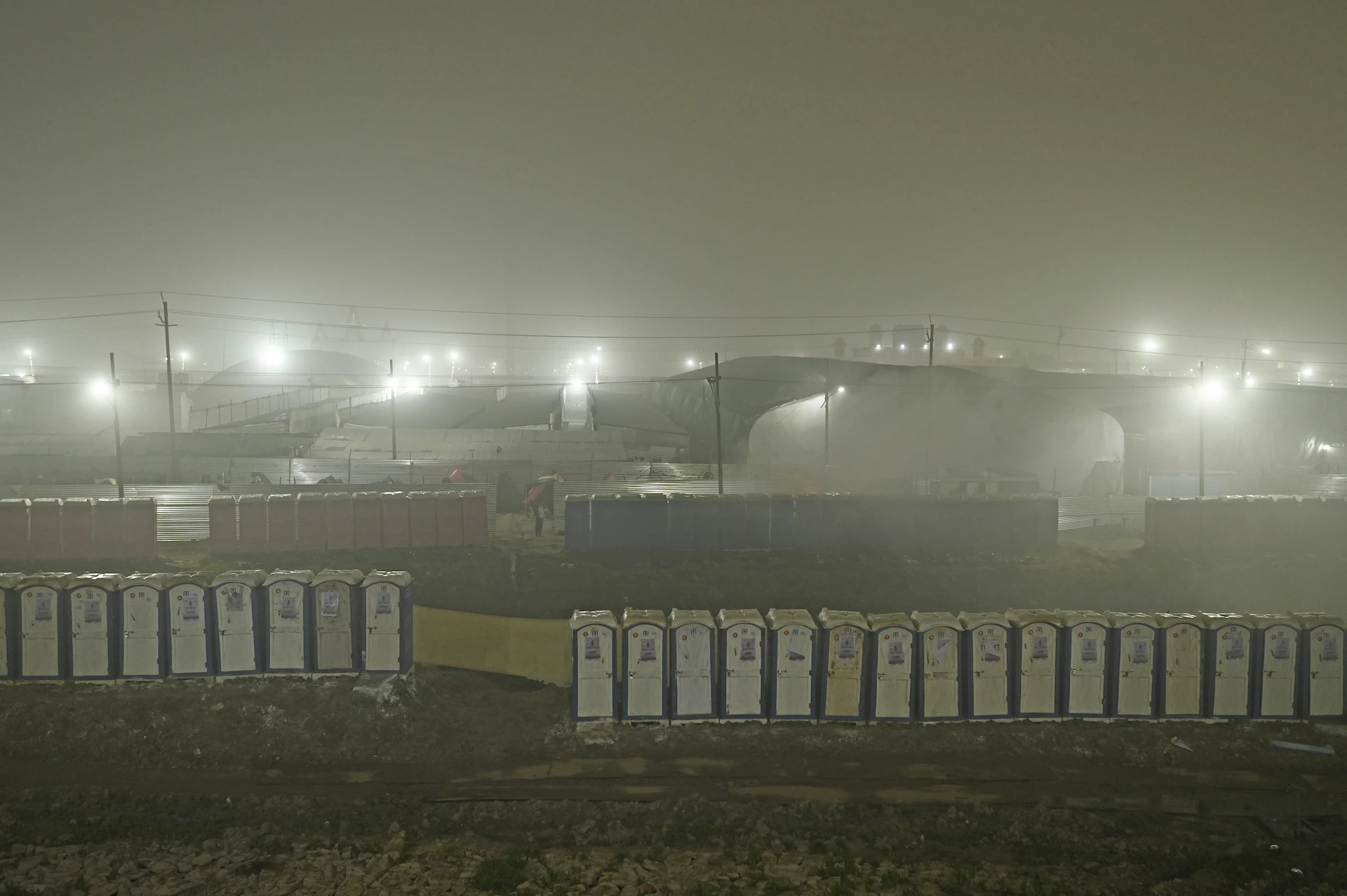 En la ciudad efímera del Kumbh Mela se instalaron 150.000 aseos y 1.250 kilómetros de tuberías, limpiados a diario por miles de trabajadores para atender a 660 millones de personas / Foto: Alfons Rodríguez En la ciudad efímera del Kumbh Mela se instalaron 150.000 aseos y 1.250 kilómetros de tuberías, limpiados a diario por miles de trabajadores para atender a 660 millones de personas / Foto: Alfons Rodríguez