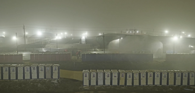 En la ciudad efímera del Kumbh Mela se instalaron 150.000 aseos y 1.250 kilómetros de tuberías, limpiados a diario por miles de trabajadores para atender a 660 millones de personas / Foto: Alfons Rodríguez