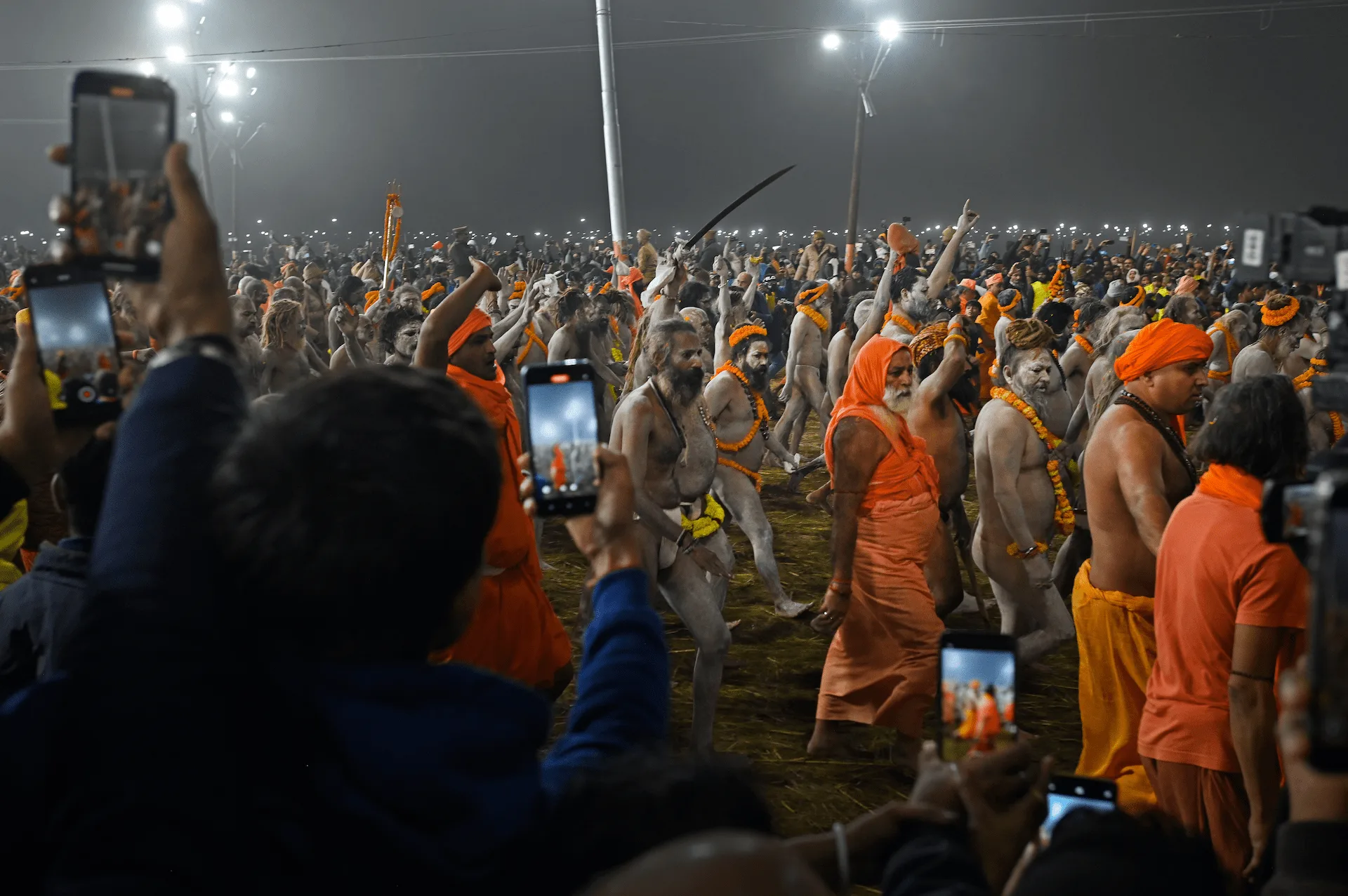 En el Kumbh Mela en los baños sagrados, los 'santones' llegan al amanecer a orillas del río; la euforia de la multitud es impresionante y, pese al riesgo de avalanchas, nadie quiere perdérselo / Foto: Alfons Rodríguez