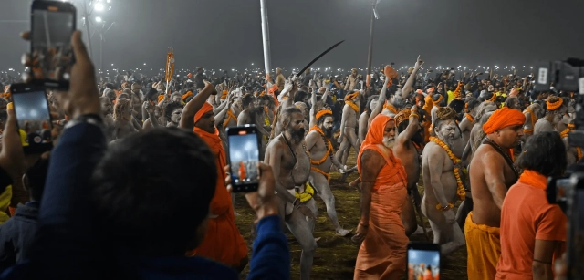 En el Kumbh Mela en los baños sagrados, los 'santones' llegan al amanecer a orillas del río; la euforia de la multitud es impresionante y, pese al riesgo de avalanchas, nadie quiere perdérselo / Foto: Alfons Rodríguez