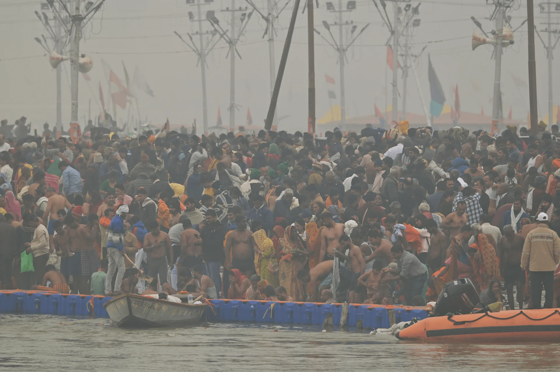 Hombres y mujeres se bañan juntos durante la peregrinación; las orillas están delimitadas con vallas flotantes y patrulladas por botes / Foto: Alfons Rodríguez Hombres y mujeres se bañan juntos durante la peregrinación; las orillas están delimitadas con vallas flotantes y patrulladas por botes / Foto: Alfons Rodríguez