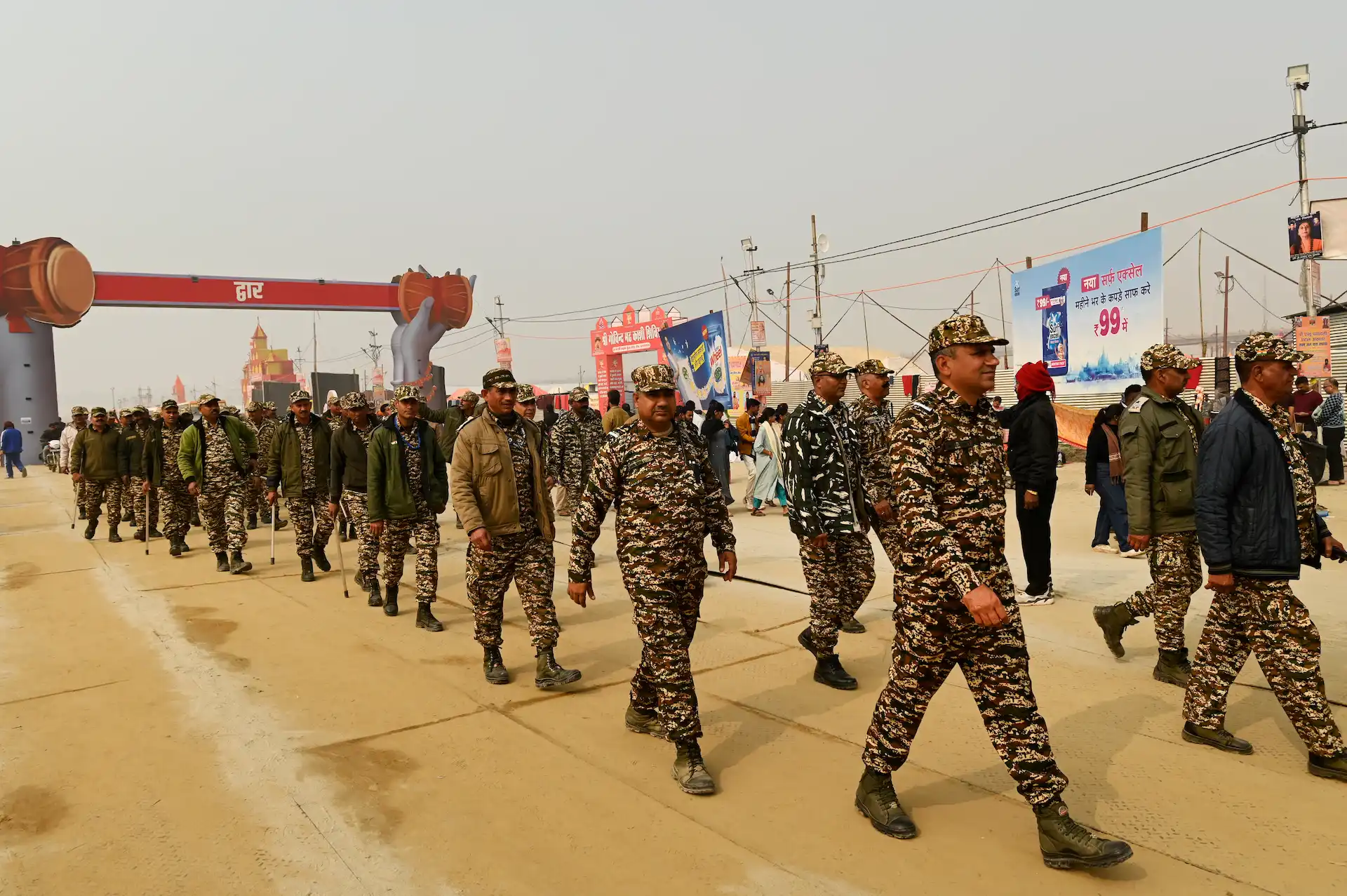 La policía controla las masas con más de 40.000 agentes apoyados por 3.000 cámaras de seguridad y drones durante el Kumbh Mela 2025 / Foto: Alfons Rodríguez La policía controla las masas con más de 40.000 agentes apoyados por 3.000 cámaras de seguridad y drones durante el Kumbh Mela 2025 / Foto: Alfons Rodríguez