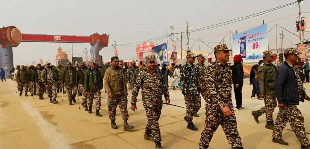 La policía controla las masas con más de 40.000 agentes apoyados por 3.000 cámaras de seguridad y drones durante el Kumbh Mela 2025 / Foto: Alfons Rodríguez