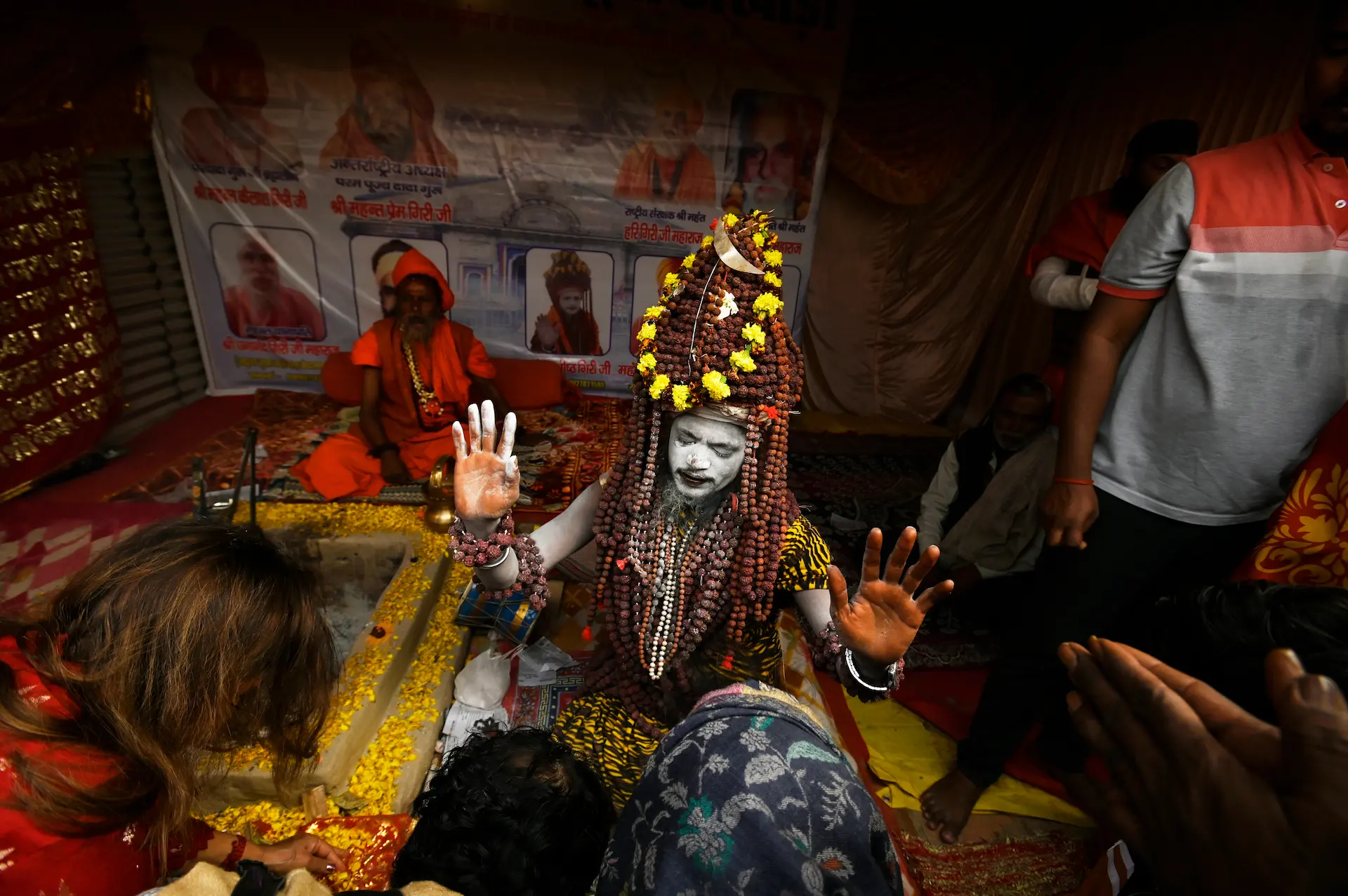 Los peregrinos buscan la bendición de los 'shadus' a cambio de unas rupias; con los más populares, las esperas pueden durar horas para ser bendecidos / Foto: Alfons Rodríguez Los peregrinos buscan la bendición de los 'shadus' a cambio de unas rupias; con los más populares, las esperas pueden durar horas para ser bendecidos / Foto: Alfons Rodríguez