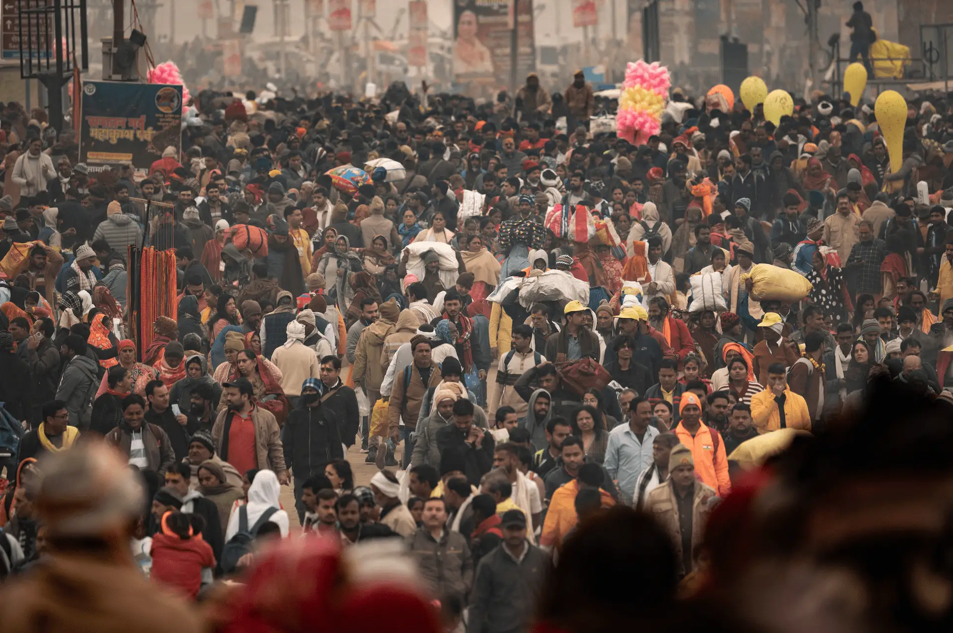 Los ríos de peregrinos que llegan al recinto son sobrecogedores, acampando en pequeños espacios durante algunos días del Kumbh Mela que dura seis semanas / Foto: Alfons Rodríguez Los ríos de peregrinos que llegan al recinto son sobrecogedores, acampando en pequeños espacios durante algunos días del Kumbh Mela que dura seis semanas / Foto: Alfons Rodríguez