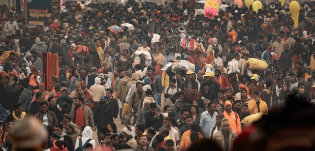 Los ríos de peregrinos que llegan al recinto son sobrecogedores, acampando en pequeños espacios durante algunos días del Kumbh Mela que dura seis semanas / Foto: Alfons Rodríguez