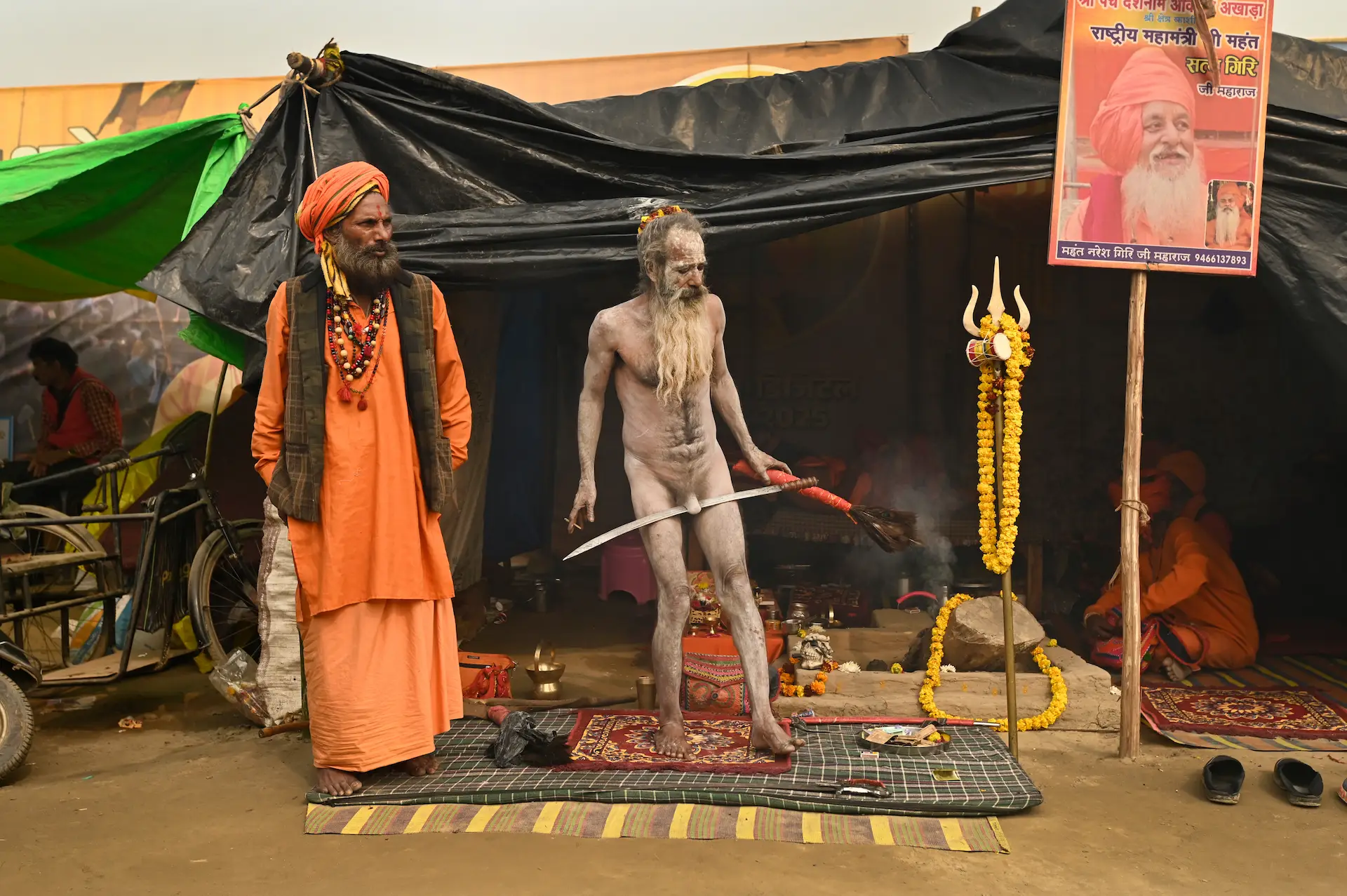 Los 'shadus', 'ascetas' errantes que renuncian a la vida mundana, son los protagonistas del Maha Kumbh Mela, donde muestran su sacrificio y reciben a los devotos en sus 'ashrams' / Foto: Alfons Rodríguez