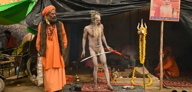 Los 'shadus', 'ascetas' errantes que renuncian a la vida mundana, son los protagonistas del Maha Kumbh Mela, donde muestran su sacrificio y reciben a los devotos en sus 'ashrams' / Foto: Alfons Rodríguez