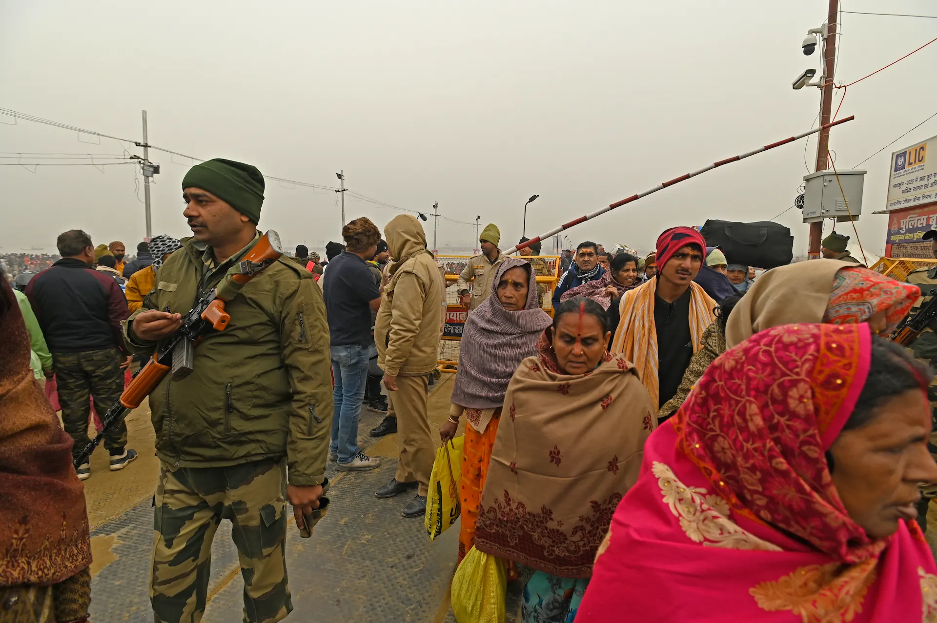 Miles de policías controlan el flujo de peregrinos durante el Kumbh Mela en India, aunque los accidentes nunca se eliminan totalmente / Foto: Alfons Rodríguez Miles de policías controlan el flujo de peregrinos durante el Kumbh Mela en India, aunque los accidentes nunca se eliminan totalmente / Foto: Alfons Rodríguez