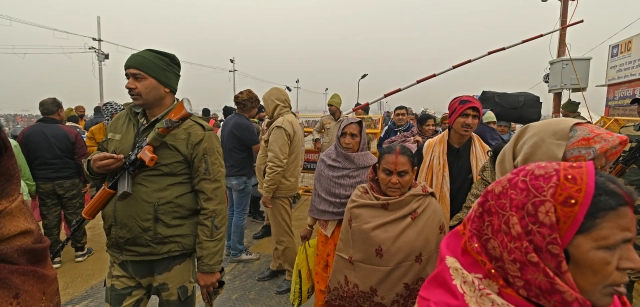 Miles de policías controlan el flujo de peregrinos durante el Kumbh Mela en India, aunque los accidentes nunca se eliminan totalmente / Foto: Alfons Rodríguez