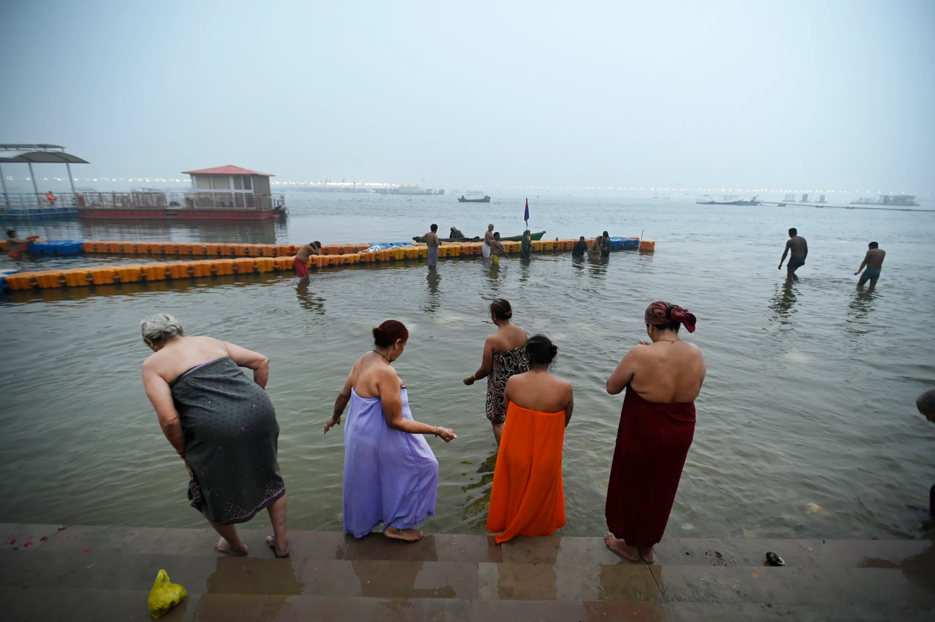 Muchos peregrinos del Kumbh Mela en India se bañan al amanecer para evitar las grandes masas y buscar momentos más íntimos / Foto: Alfons Rodríguez Muchos peregrinos del Kumbh Mela en India se bañan al amanecer para evitar las grandes masas y buscar momentos más íntimos / Foto: Alfons Rodríguez