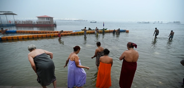Muchos peregrinos del Kumbh Mela en India se bañan al amanecer para evitar las grandes masas y buscar momentos más íntimos / Foto: Alfons Rodríguez
