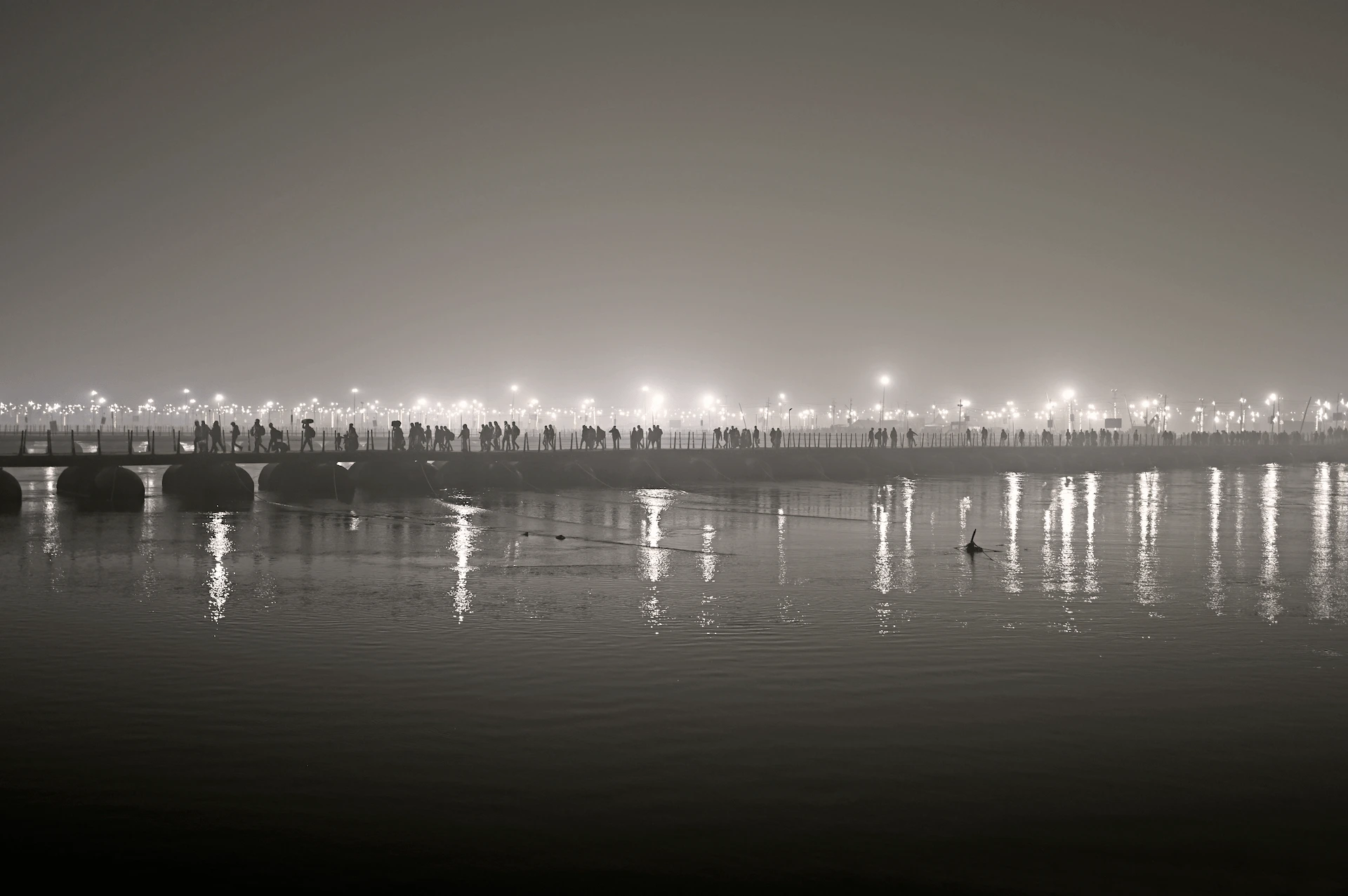 Se construyeron 30 puentes flotantes y se tendieron 770 kilómetros de cables eléctricos para cruzar los ríos e iluminar la enorme ciudad temporal / Foto: Alfons Rodríguez Se construyeron 30 puentes flotantes y se tendieron 770 kilómetros de cables eléctricos para cruzar los ríos e iluminar la enorme ciudad temporal / Foto: Alfons Rodríguez
