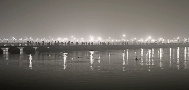 Se construyeron 30 puentes flotantes y se tendieron 770 kilómetros de cables eléctricos para cruzar los ríos e iluminar la enorme ciudad temporal / Foto: Alfons Rodríguez
