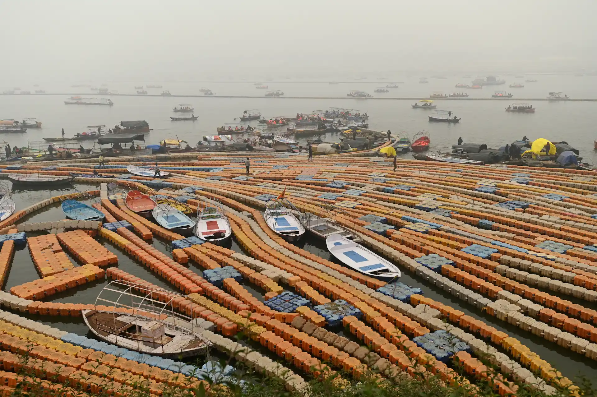 Vallas flotantes en el Kumbh Mela en India regulan el tráfico de peregrinos y protegen del riesgo de ahogamiento / Foto: Alfons Rodríguez Vallas flotantes en el Kumbh Mela en India regulan el tráfico de peregrinos y protegen del riesgo de ahogamiento / Foto: Alfons Rodríguez