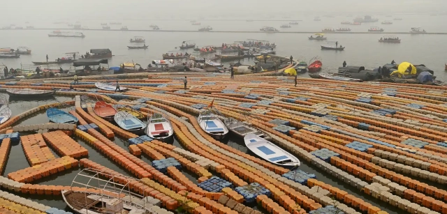 Vallas flotantes en el Kumbh Mela en India regulan el tráfico de peregrinos y protegen del riesgo de ahogamiento / Foto: Alfons Rodríguez