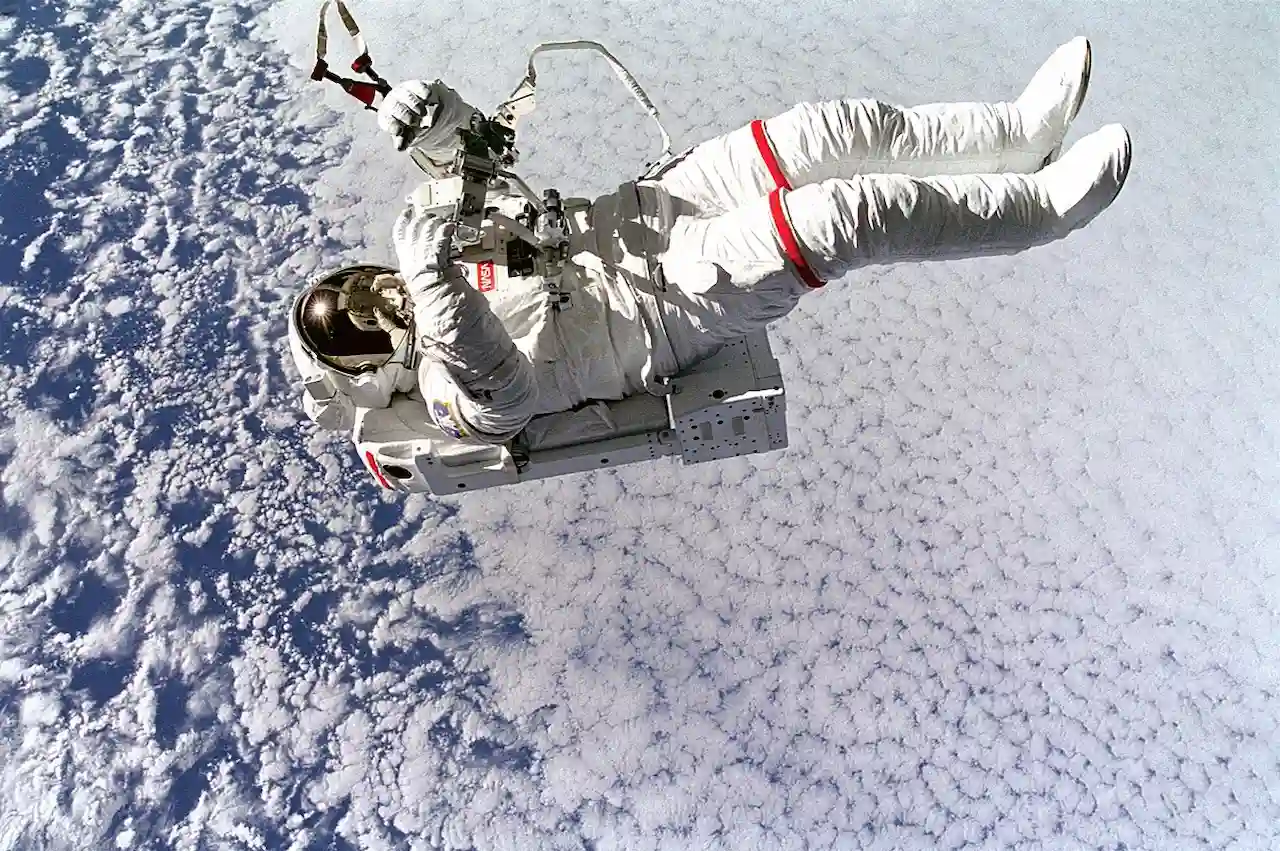 El impacto de los vuelos espaciales en el sistema inmunitario. Astronauta en ingravidez realizando actividades extravehiculares / Foto: Wikimedia