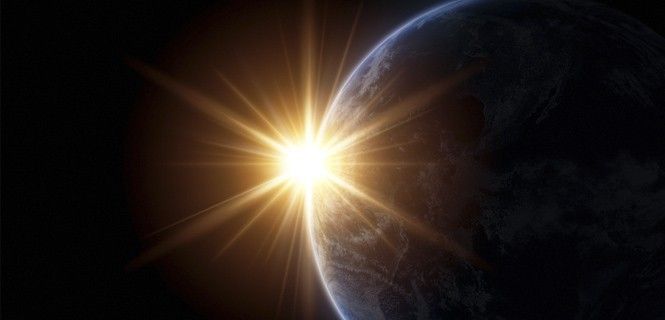 La Tierra iluminada por el astro solar en el espacio / Foto: Ava09
