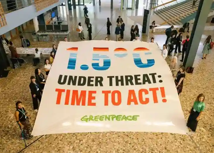 Greenpeace despliega una pancarta en el interior de la sede de la ONU en la Conferencia sobre el Clima de Bonn, exigiendo medidas más contundentes para alcanzar el límite de 1,5 grados