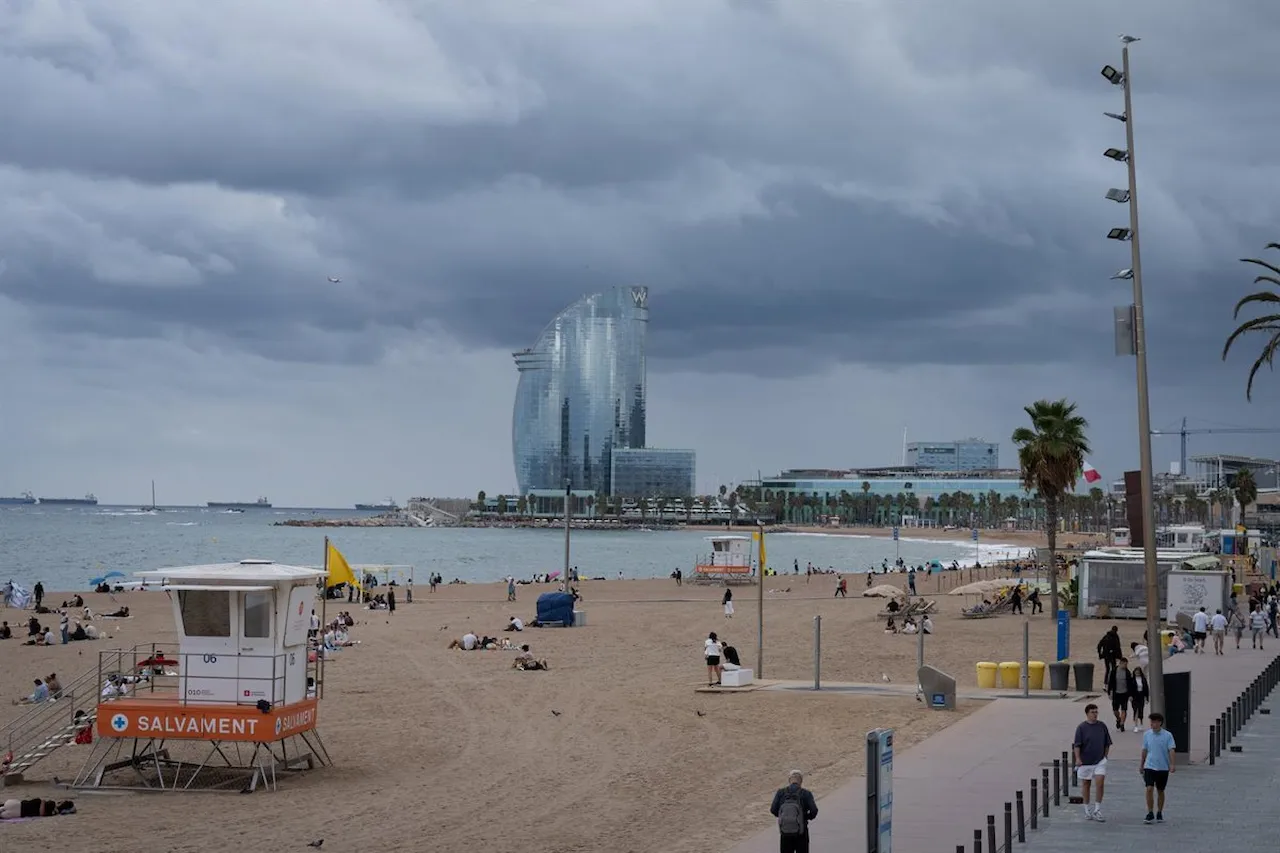 Medidas urgentes ante el calentamiento del Mediterráneo. El paseo de la playa de la Barceloneta, en Barcelona / Foto: EP