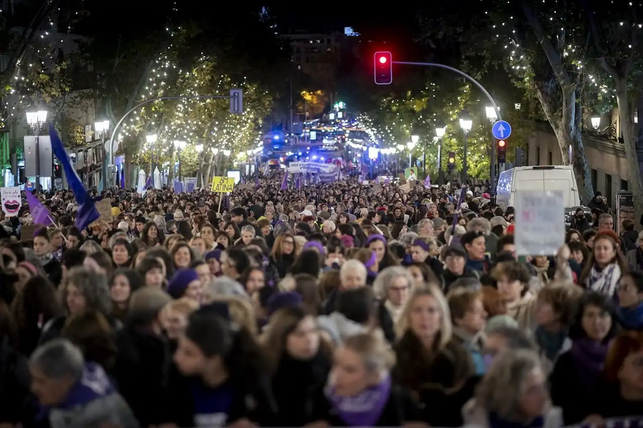 Participantes durante la concentración por el Día de la Eliminación de la Violencia contra las Mujeres, 25 de noviembre de 2025, Madrid (España) / Foto: EP