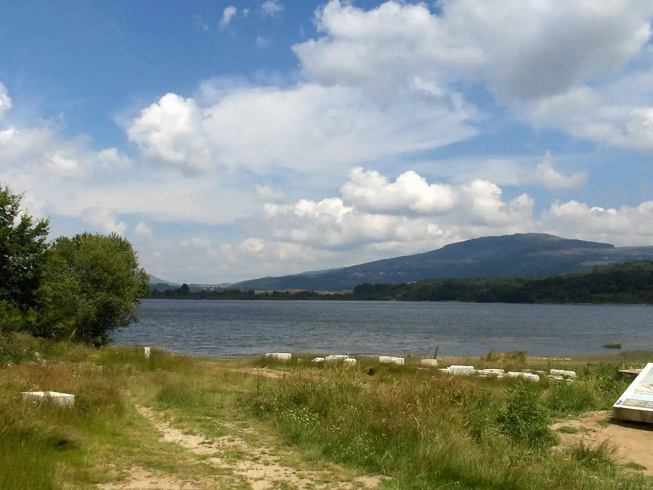 El "peligroso impulso de desregulación" ambiental de la UE. Embalse de As Conchas, el embalse más contaminado de España / Foto: Dario Alvarez CC-BY-2.0 El "peligroso impulso de desregulación" ambiental de la UE. Embalse de As Conchas, el embalse más contaminado de España / Foto: Dario Alvarez CC-BY-2.0