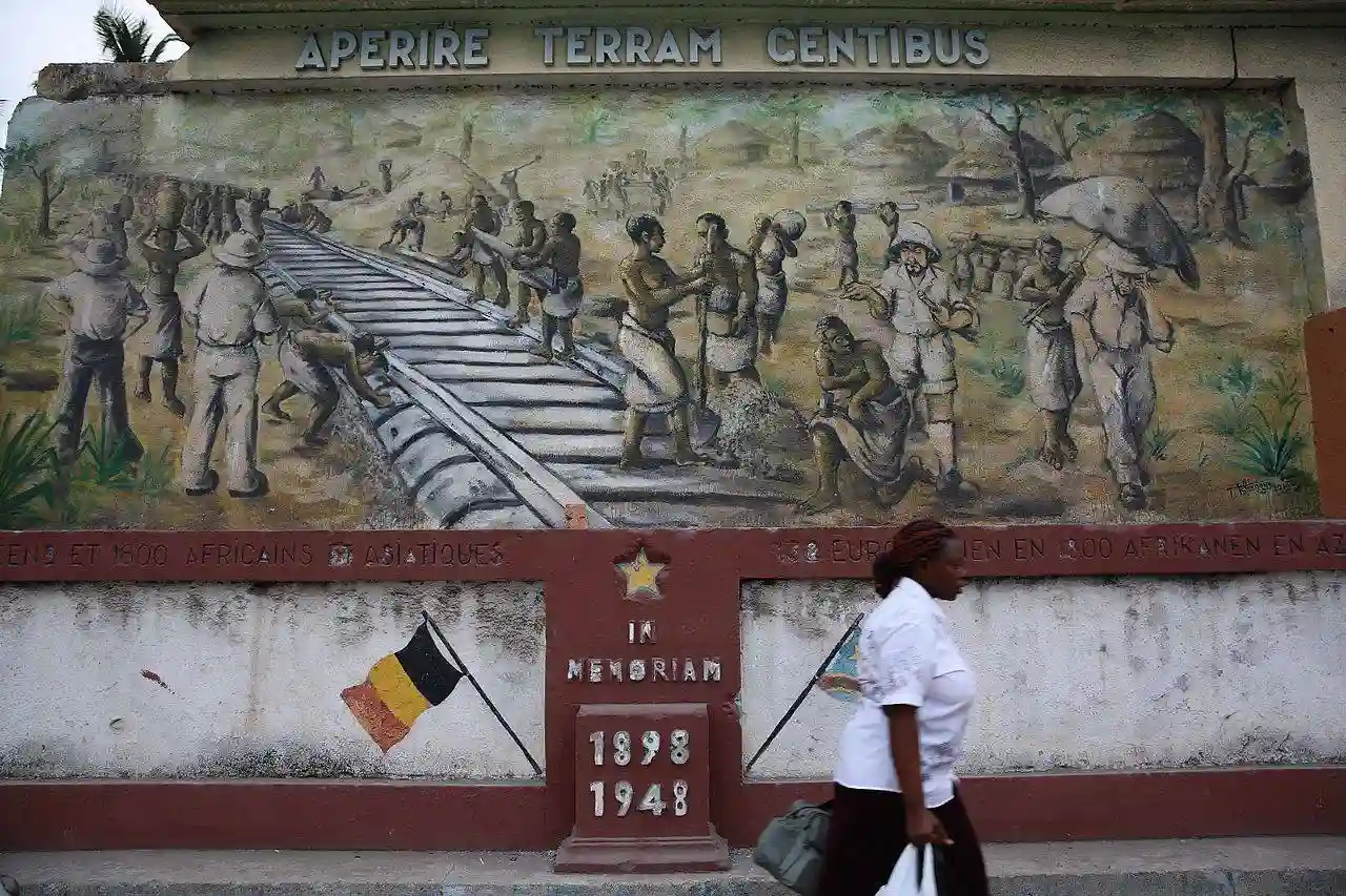 La historia oculta del sida. Las líneas férreas fueron inicialmente su vía de expansión. Un mural en la estación de Kinsasa recuerda la construcción de los ferrocarriles del Congo / Foto: Wikimedia Commons