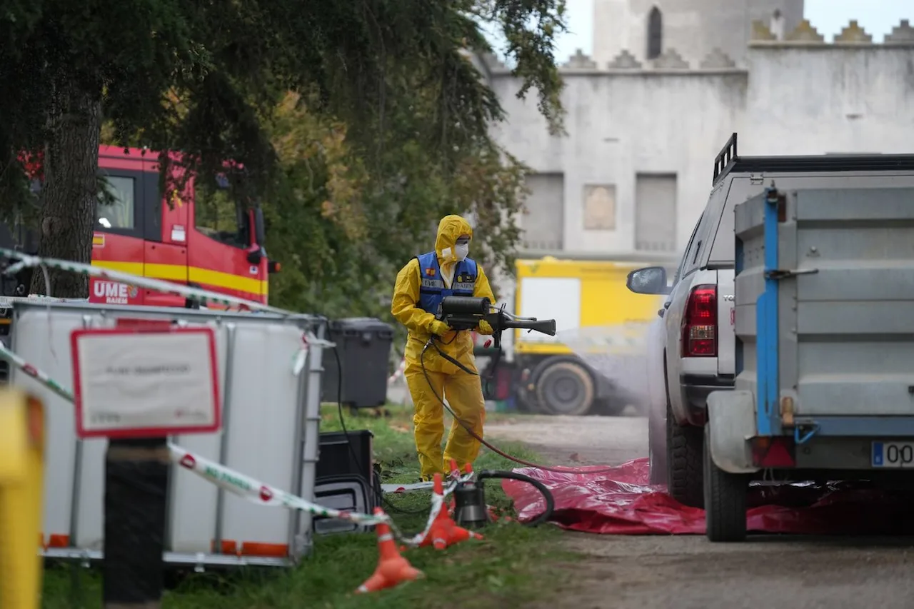 Un miembro de la UME desinfecta vehículos, durante la presentación de los medios de la UME para el control de la peste porcina, a 2 de diciembre de 2025, en Barcelona, Cataluña (España) / Foto: EP Un miembro de la UME desinfecta vehículos, durante la presentación de los medios de la UME para el control de la peste porcina, a 2 de diciembre de 2025, en Barcelona, Cataluña (España) / Foto: EP