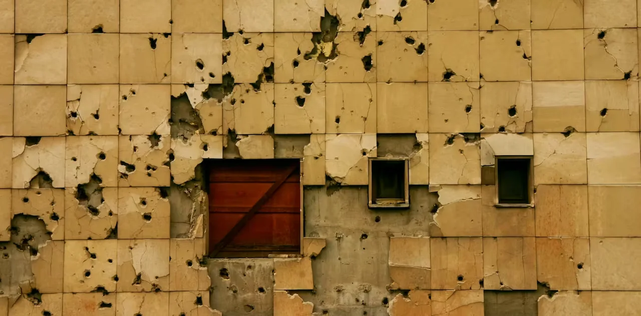Los cazadores de Sarajevo: el perfil inquietante de quien mata por placer. Agujeros de bala en el muro de un edificio en Sarajevo / Foto: 'The Conversation' Los cazadores de Sarajevo: el perfil inquietante de quien mata por placer. Agujeros de bala en el muro de un edificio en Sarajevo / Foto: 'The Conversation'