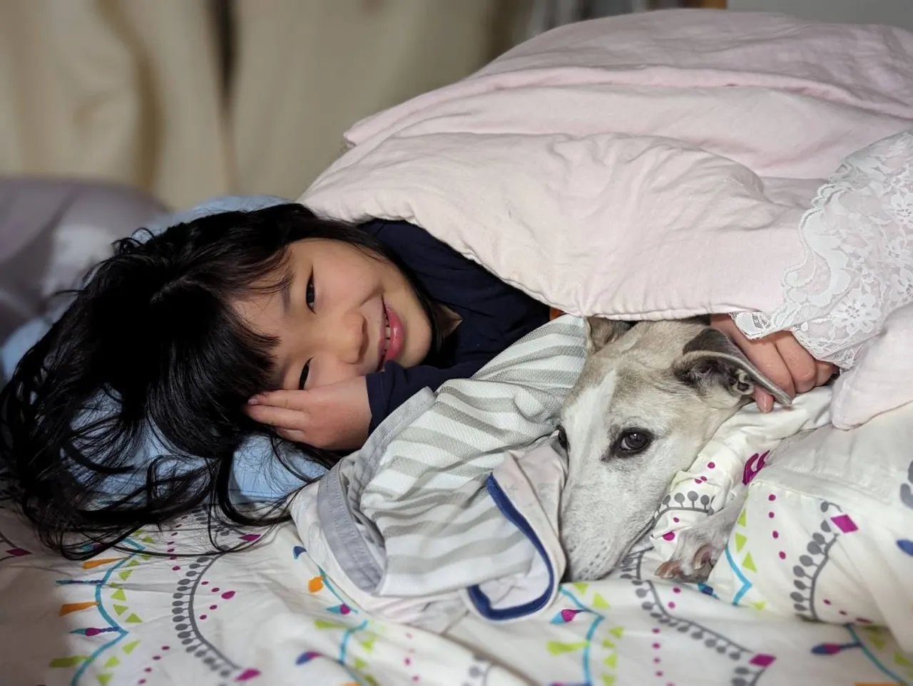 Una niña que ha vivido con su perro desde que tenía tres años / Foto: Nozomi Hirayama