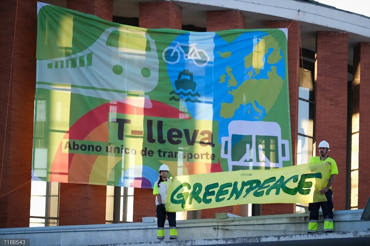 'T-lleva'. Urgen al Gobierno a implantar el abono único de transporte / Foto: Greenpeace