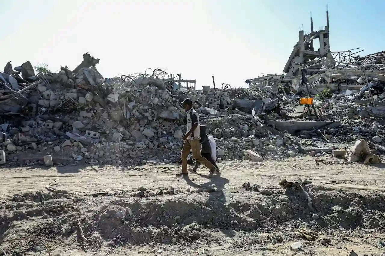 Cómo sobrevivir emocionalmente a la barbarie. Un padre y su hijo regresan a su hogar en Gaza tras el alto el fuego decretado el pasado 10 de octubre / Foto: The Conversation Cómo sobrevivir emocionalmente a la barbarie. Un padre y su hijo regresan a su hogar en Gaza tras el alto el fuego decretado el pasado 10 de octubre / Foto: The Conversation