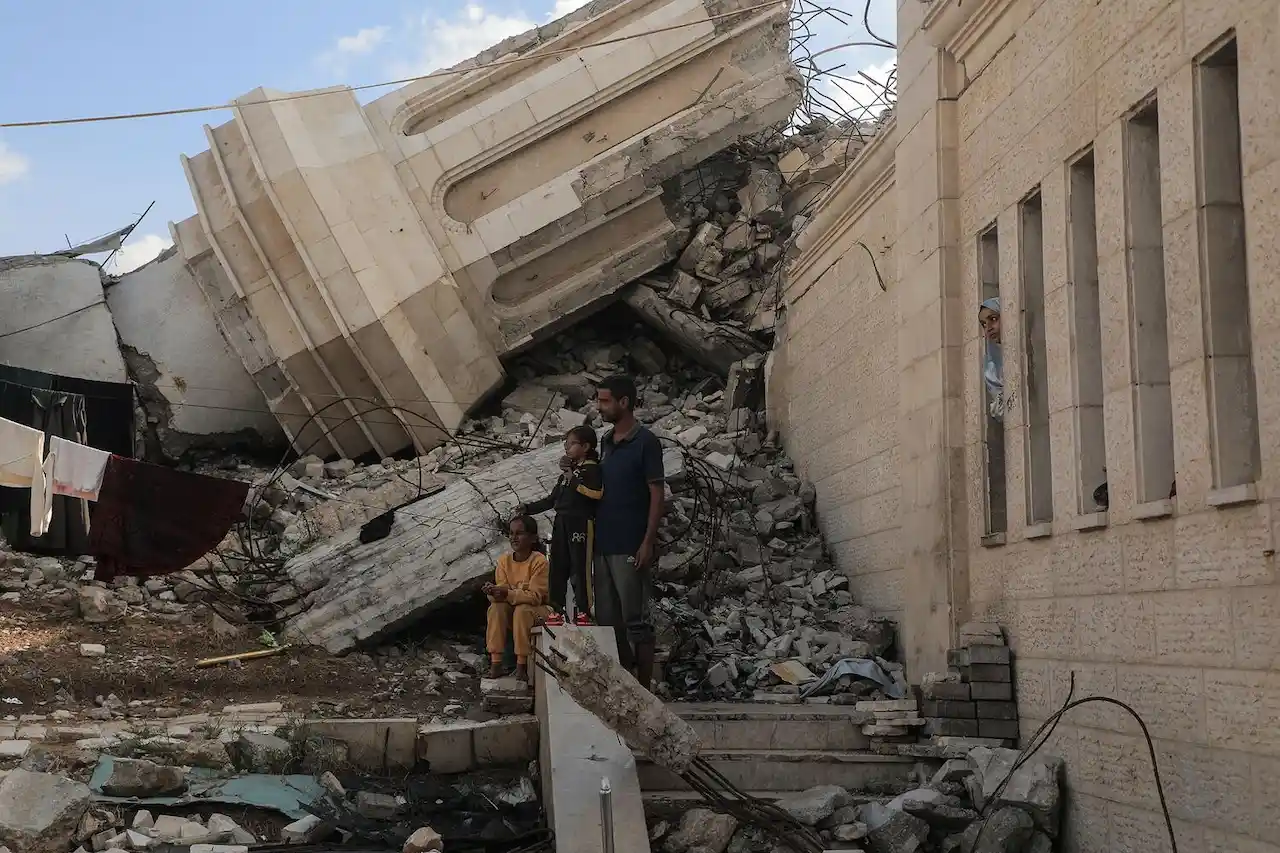 La industria armamentística israelí obtuvo un récord de beneficios en 2024. Un edificio destruido por los bombardeos en Gaza / Foto: Unicef