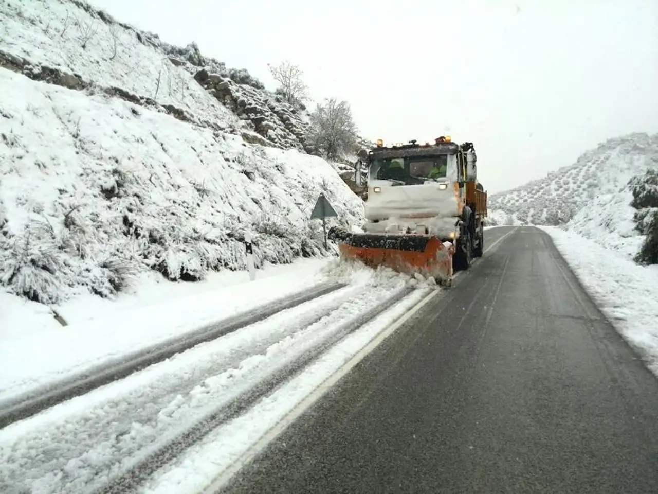 Una máquina quitanueves. La borrasca 'Francis' mantiene gran parte de España en alerta por frío y nieve / Foto: Archivo - EP Una máquina quitanueves. La borrasca 'Francis' mantiene gran parte de España en alerta por frío y nieve / Foto: Archivo - EP